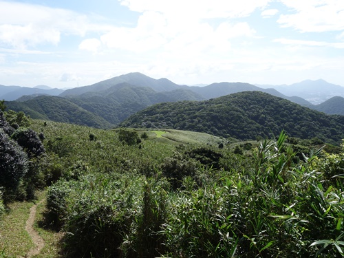 登山道から足立山方面