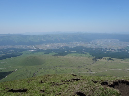 登山道から米塚と阿蘇市